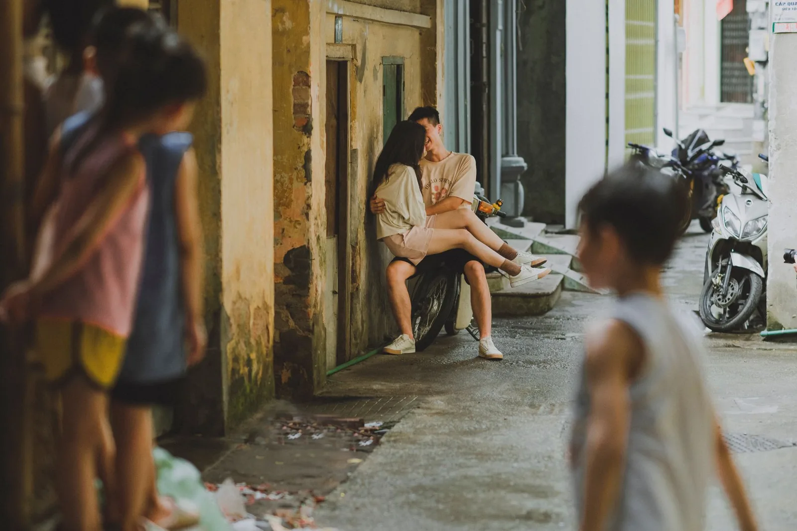 Cặp đôi châu Á trò chuyện chân thành trong quán cà phê