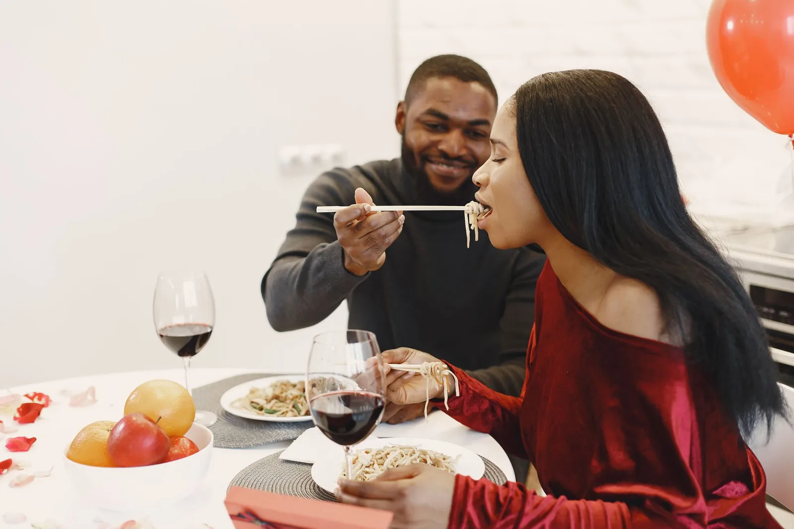 Cặp đôi châu Á dùng bữa tối riêng tư dưới ánh nến