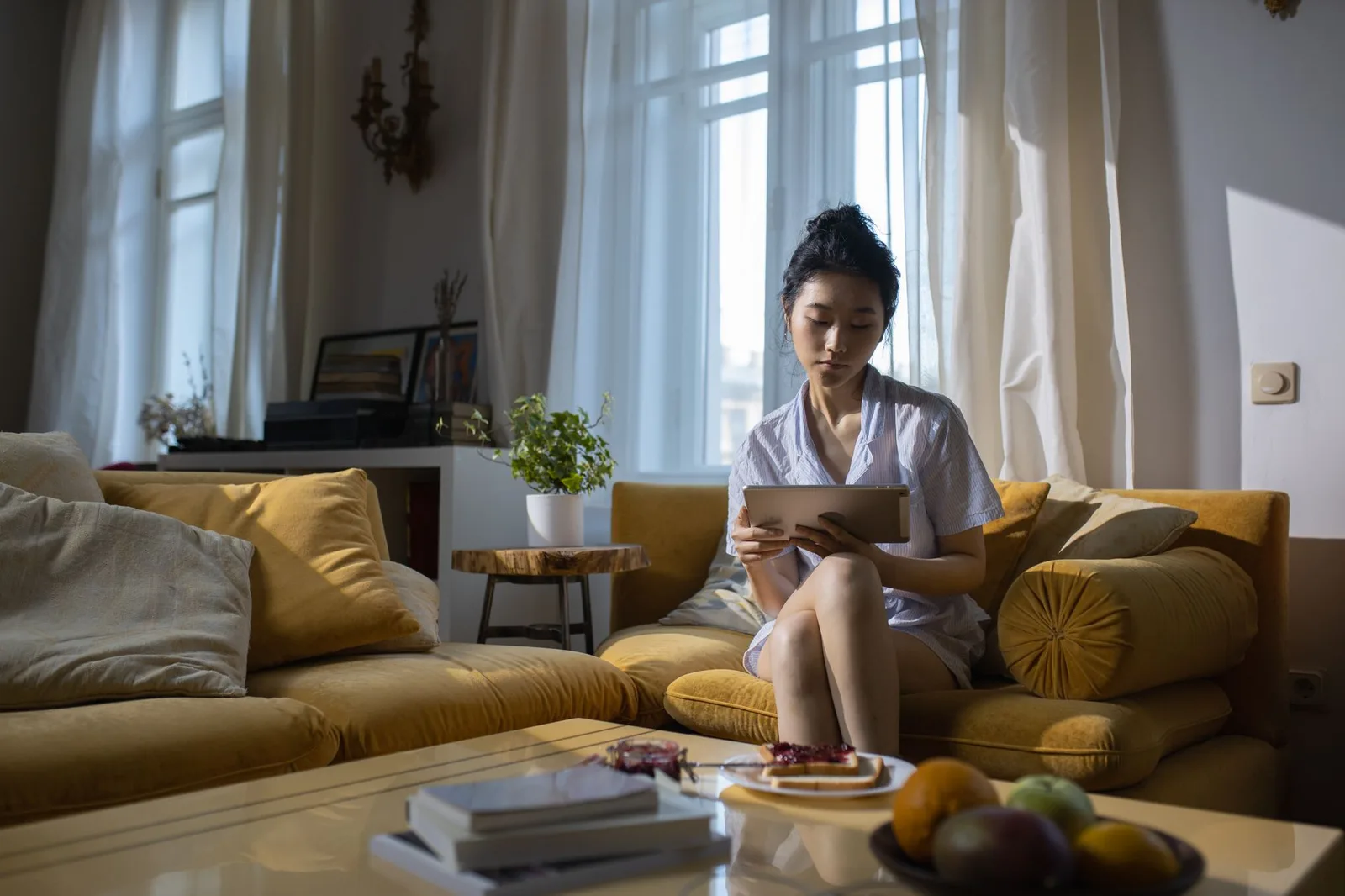 Cô gái châu Á gửi tin nhắn quan tâm khi yêu xa