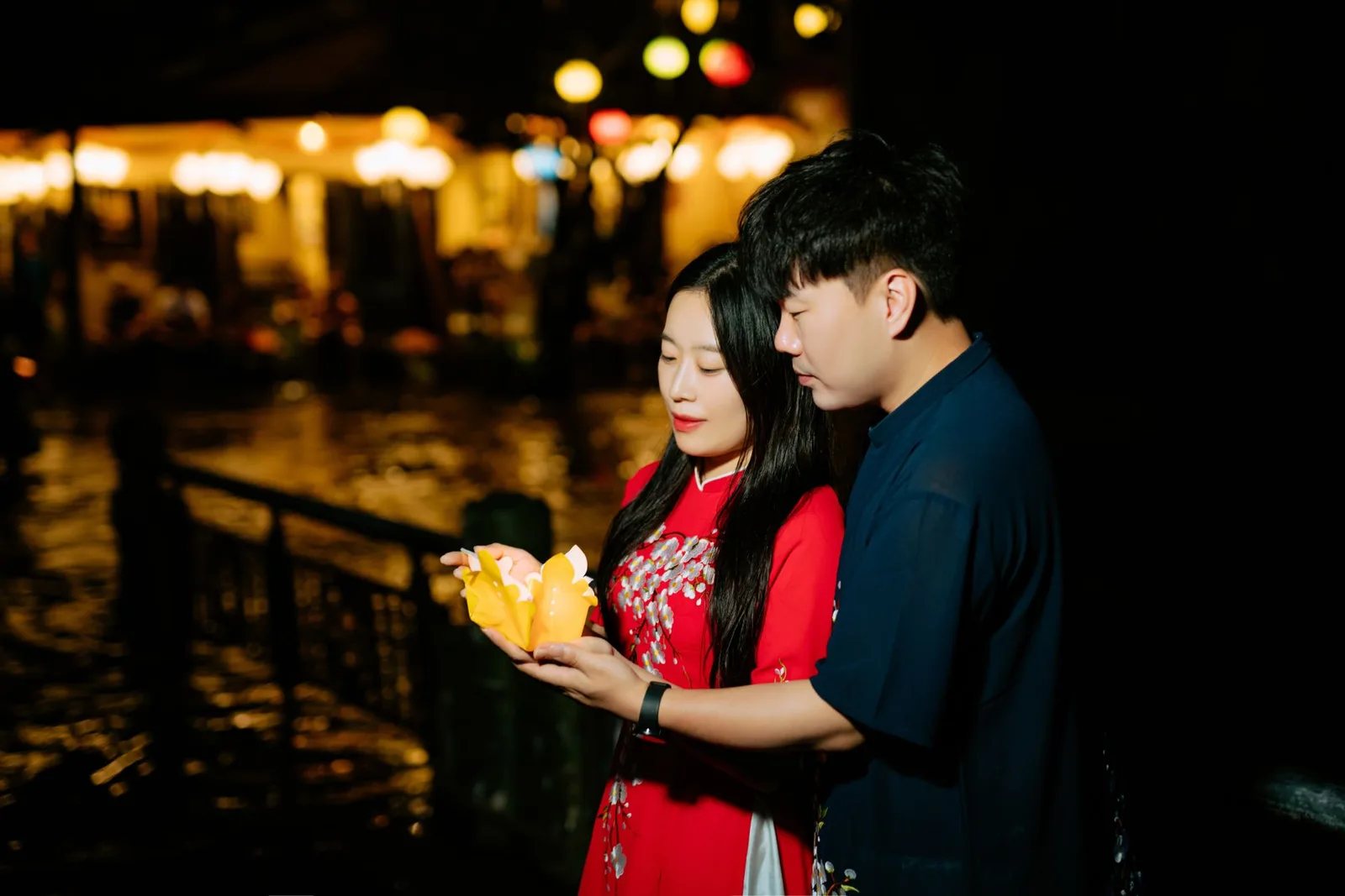 Cặp đôi châu Á tận hưởng buổi tối lãng mạn yên bình