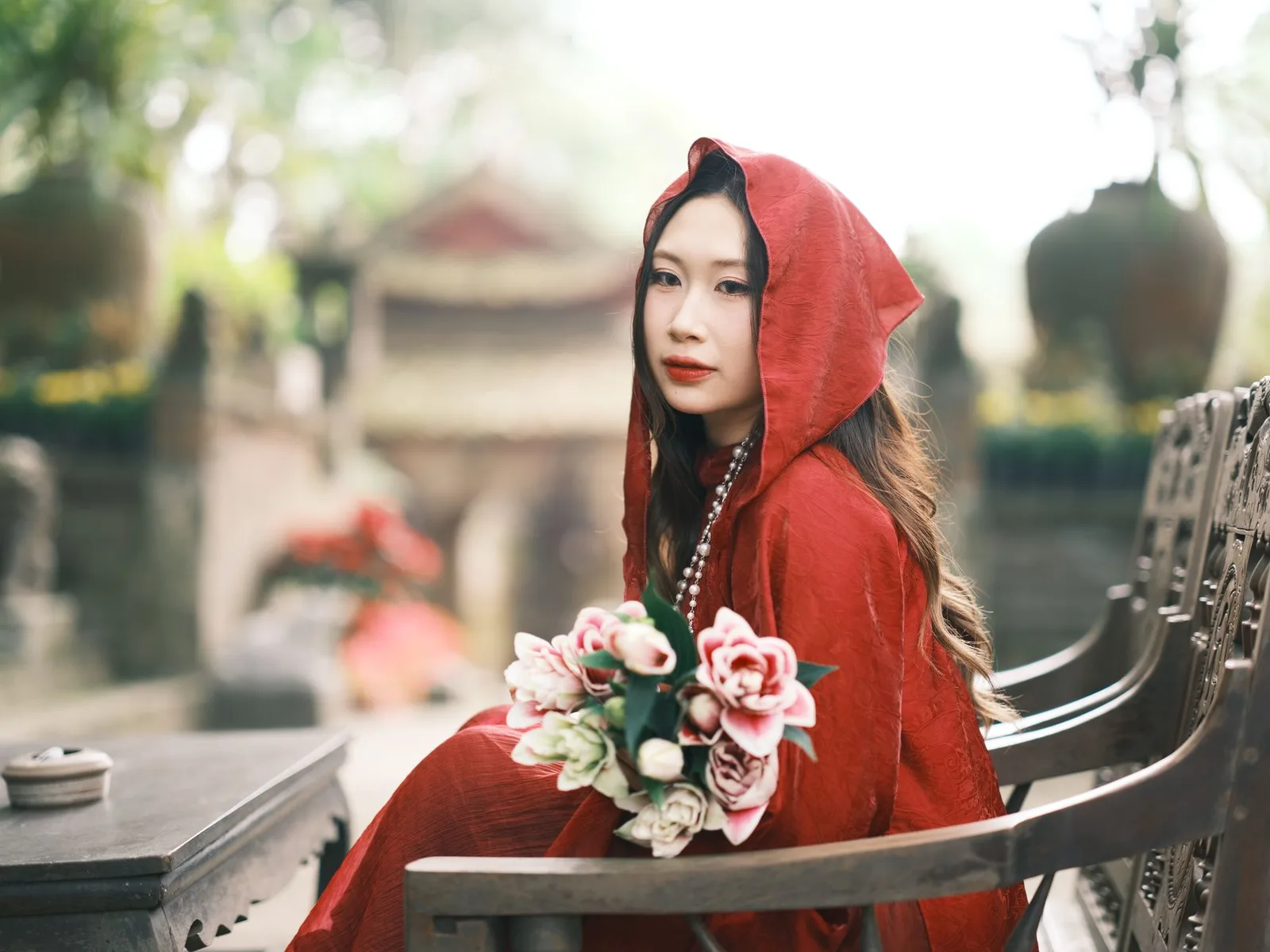 Cô gái châu Á suy ngẫm về lựa chọn trong tình yêu