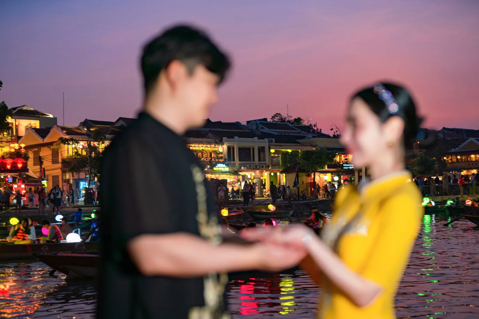 Cặp đôi châu Á nắm tay vun đắp tình yêu lâu dài