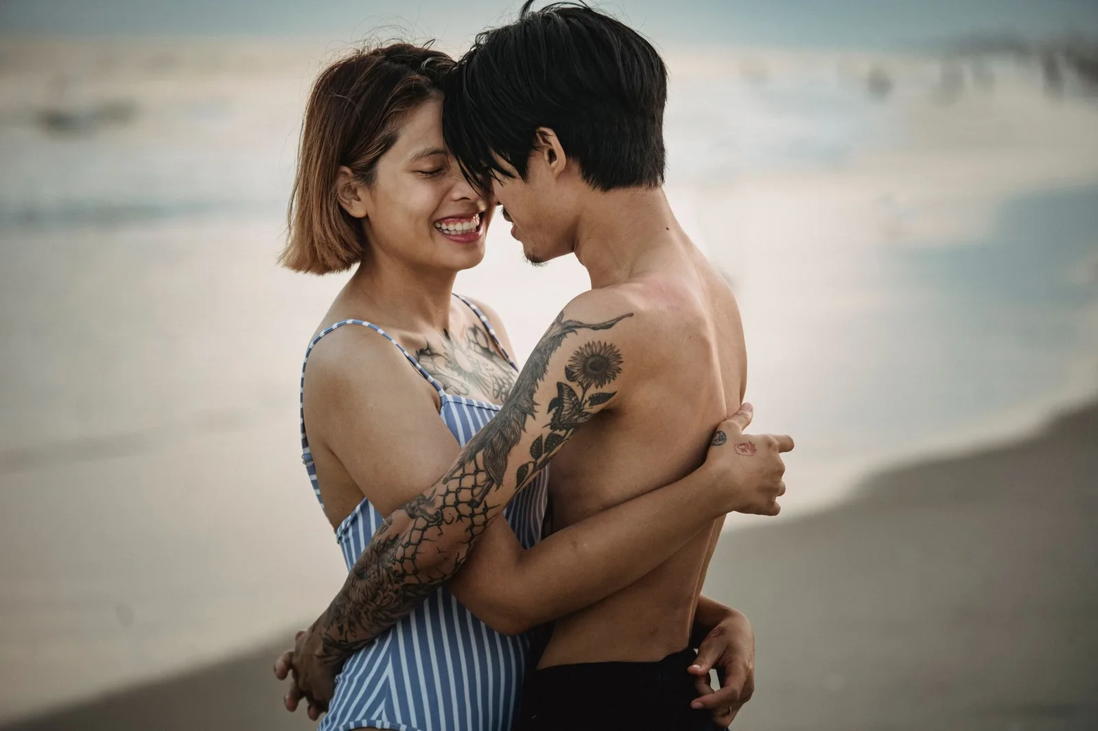 Cặp đôi châu Á bình tĩnh chia sẻ và quản lý cảm xúc
