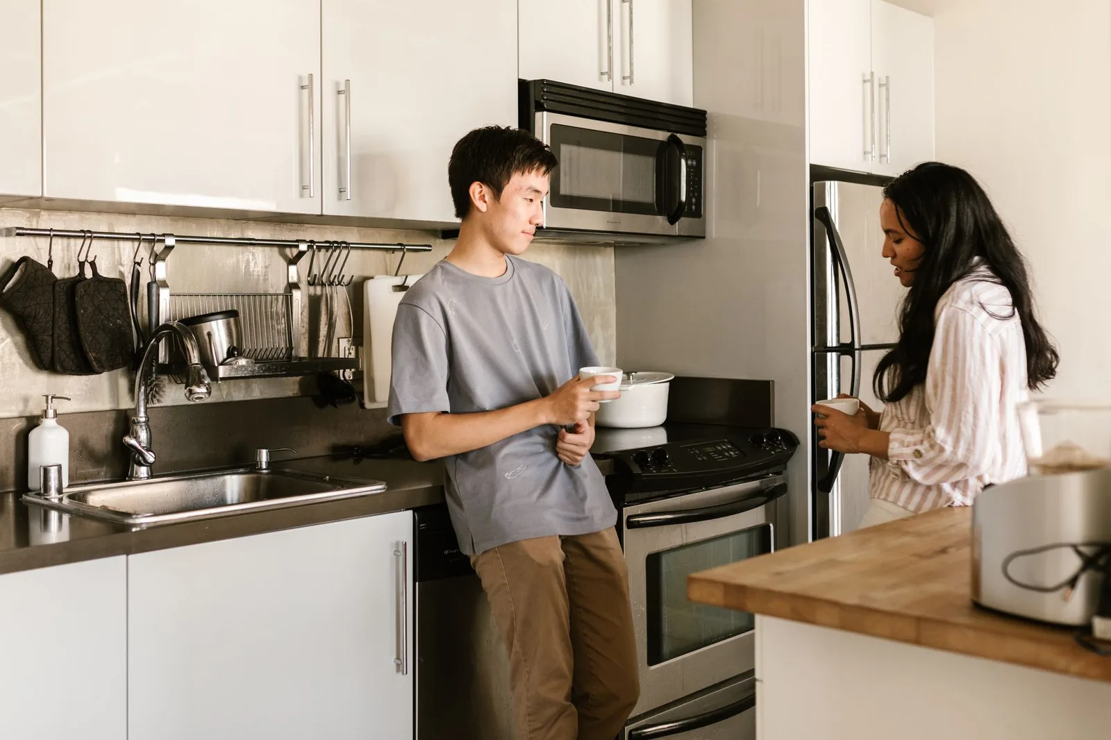 Cặp đôi châu Á trò chuyện để thấu hiểu nhau hơn