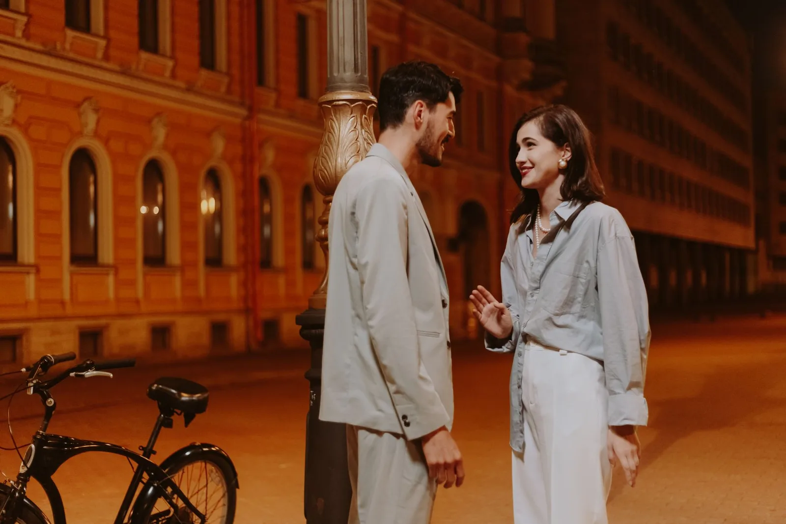 Cặp đôi châu Á trò chuyện trong buổi hẹn đầu tiên