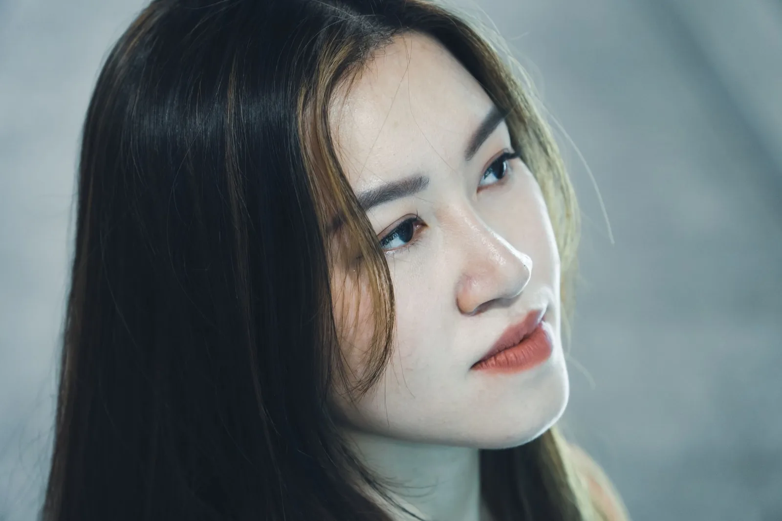 Cô gái châu Á với vẻ chân thành, nhẹ nhàng và giàu cảm xúc