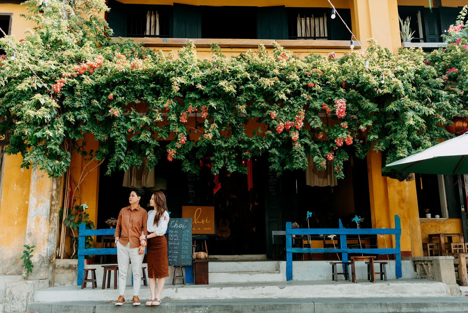 Cặp đôi châu Á chia sẻ chân thành trong không gian cà phê ấm cúng