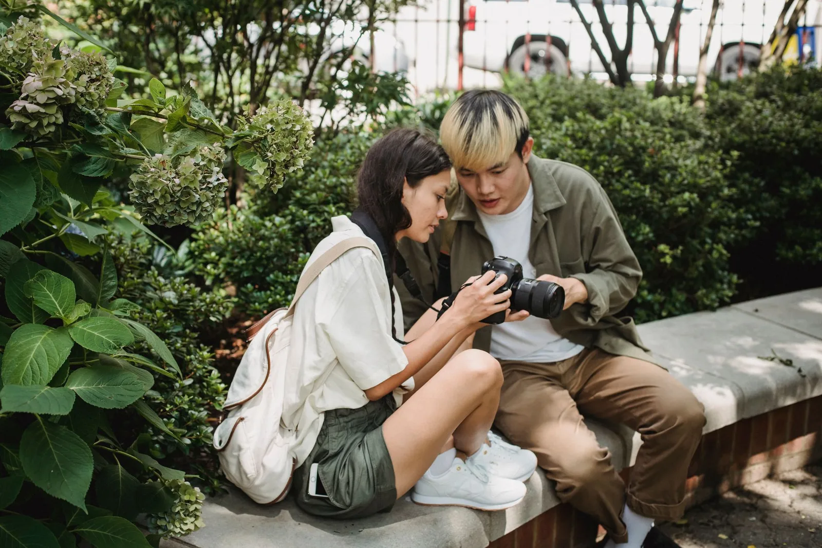 Cặp đôi châu Á trò chuyện trong công viên công cộng