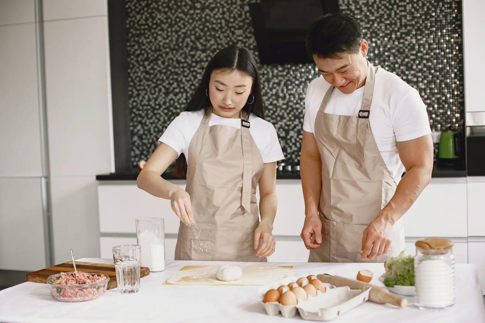 Cặp đôi châu Á cùng nấu ăn và vun đắp niềm tin