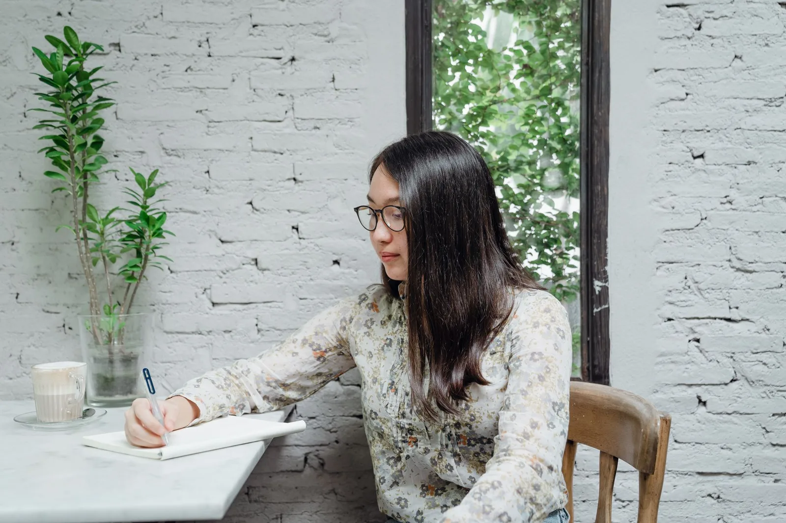 Cô gái châu Á chuẩn bị checklist trước khi hẹn hò