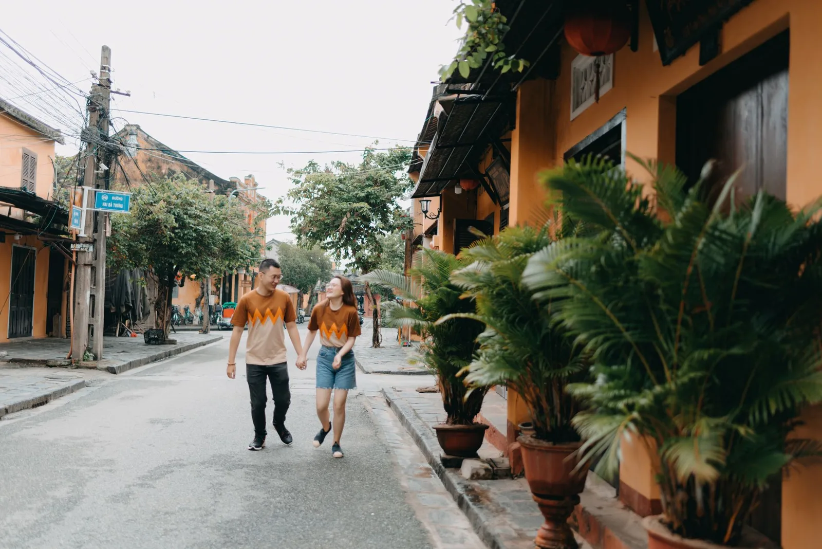 Cặp đôi châu Á bình yên đi dạo bên nhau