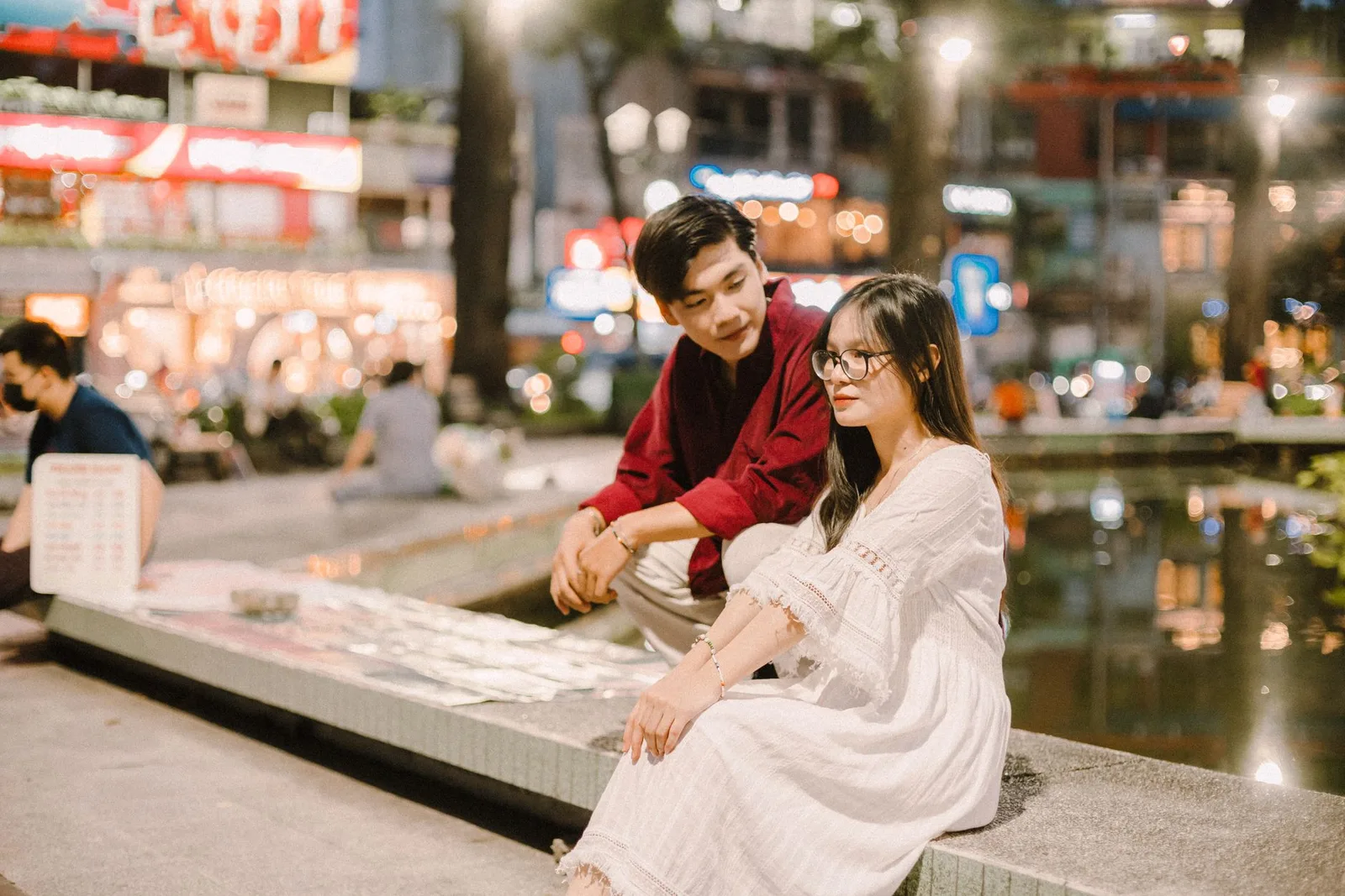 Cặp đôi châu Á chân thành trao đổi về mối quan hệ