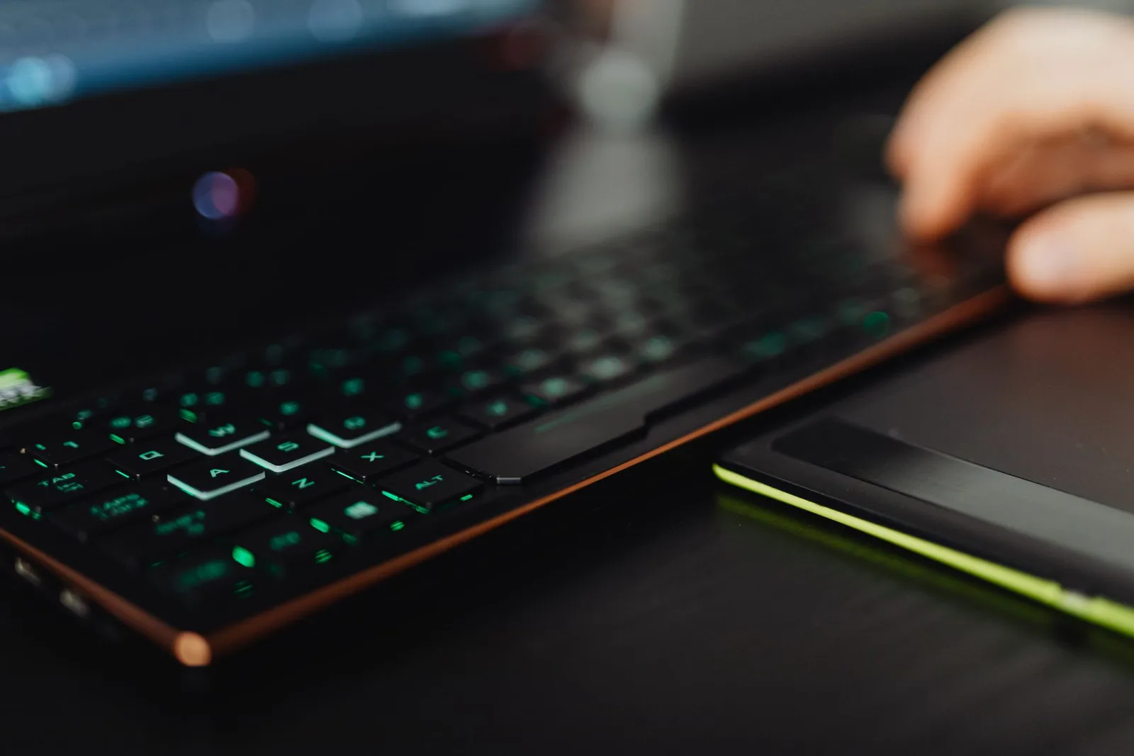 Laptop hiệu năng cao với hệ thống tản nhiệt trên bàn làm việc