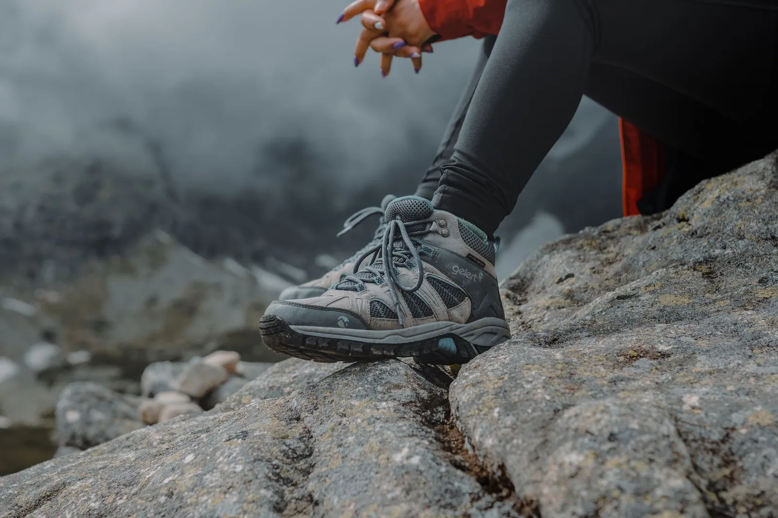 Nhóm người châu Á đi bộ trên đường núi với giày phù hợp