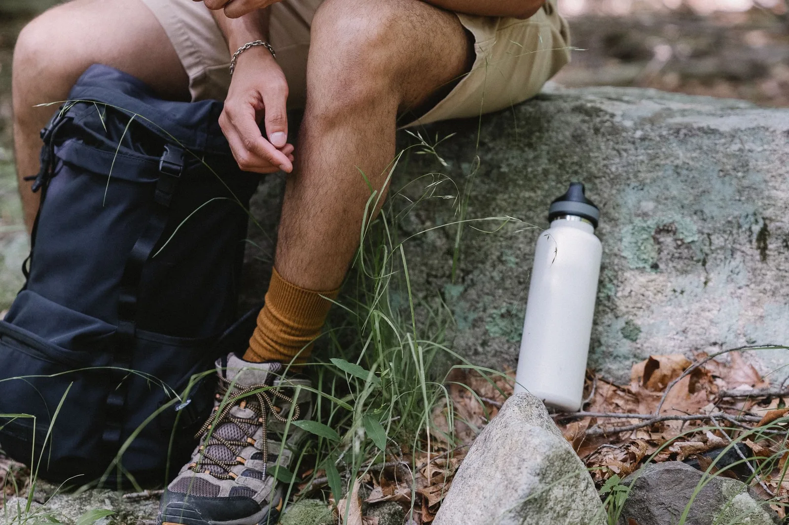 Bình nước và ba lô chuẩn bị cho chuyến trekking