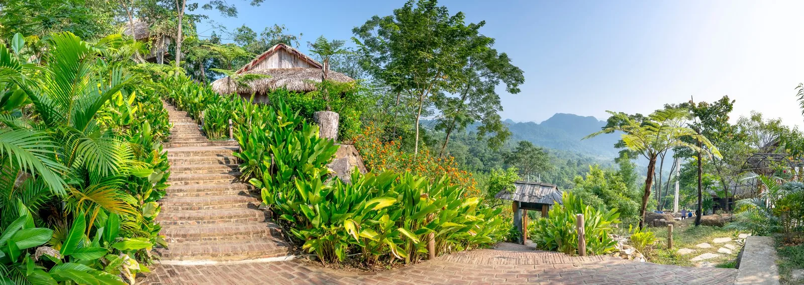 Bậc đá trên đường leo Yên Tử qua nhiều chặng