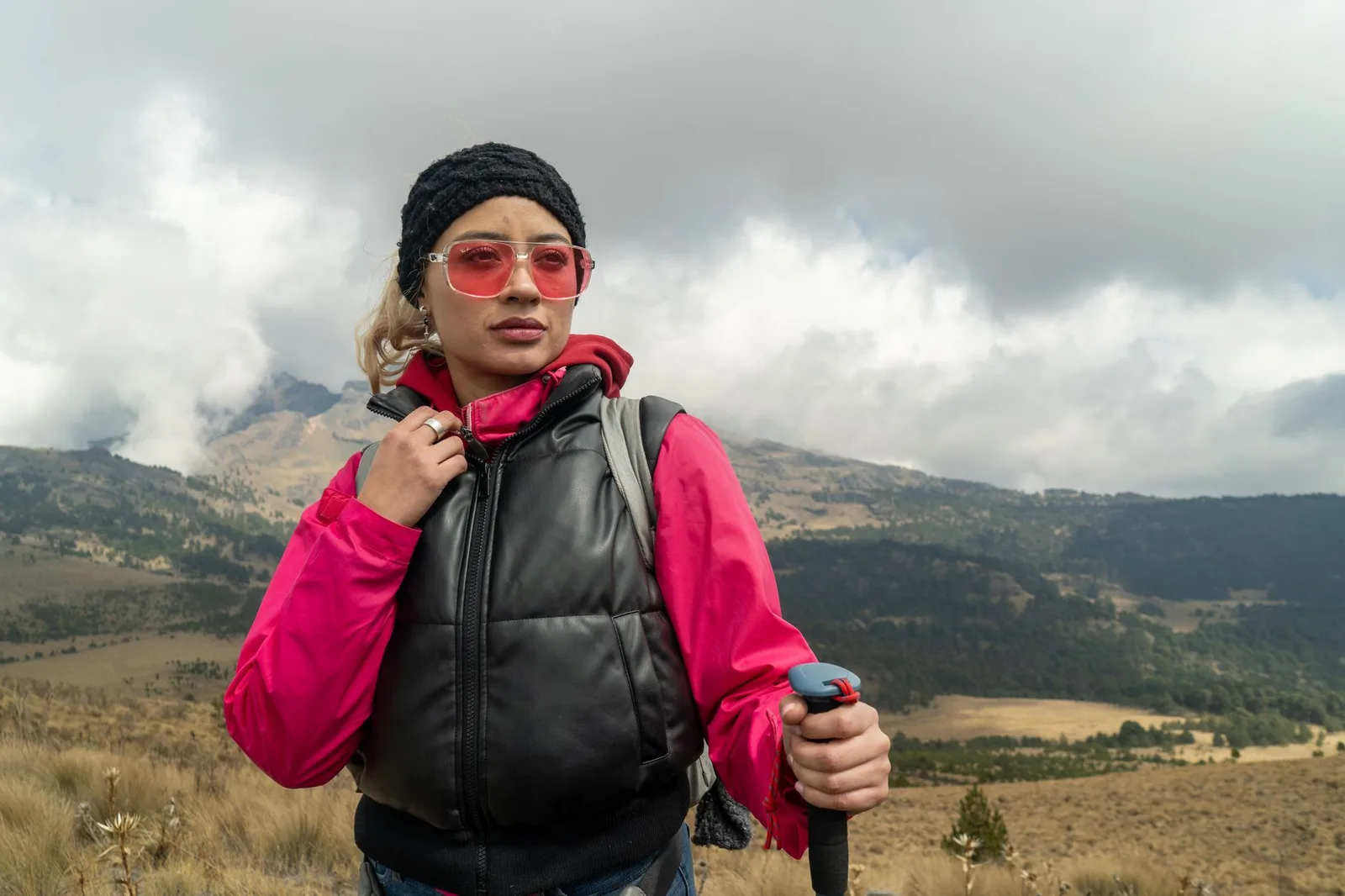 Trang phục trekking kín đáo và thoải mái cho hành trình leo núi