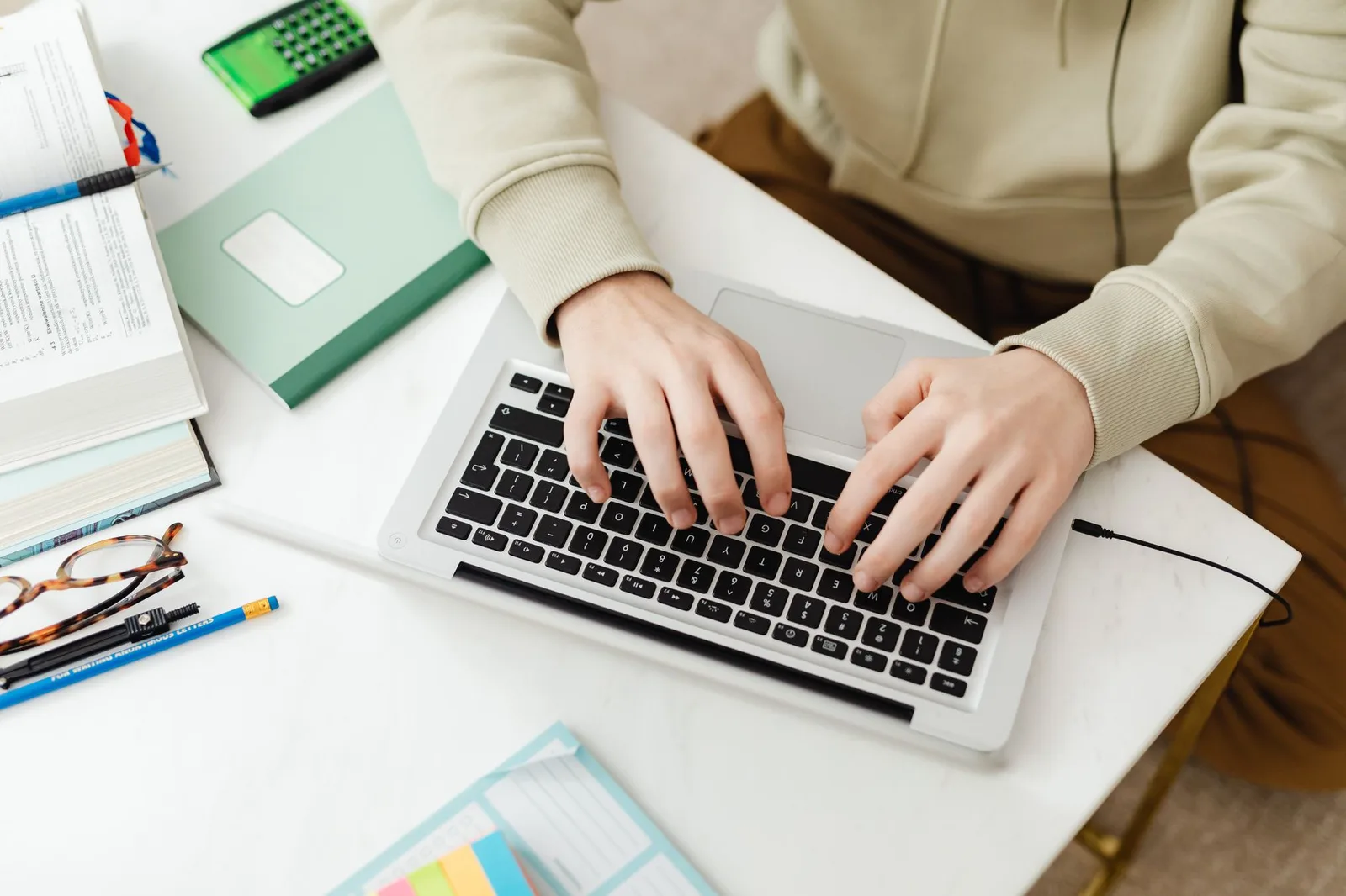 Laptop mỏng nhẹ trên bàn học của sinh viên