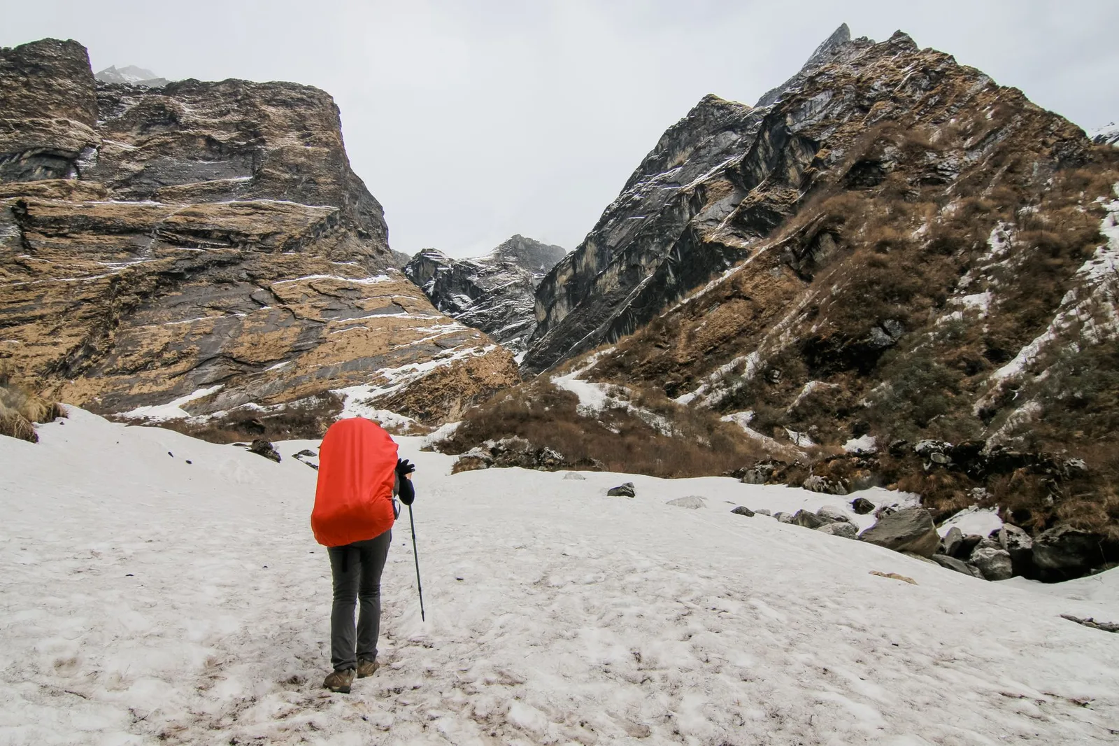 Người đi bộ chuẩn bị đồ dùng trekking an toàn