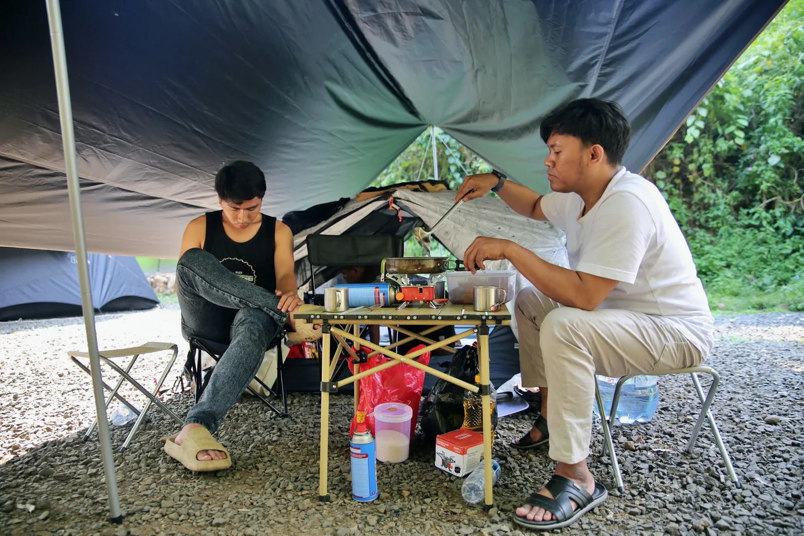 Nhóm bạn cùng dựng lều tại khu cắm trại ven hồ