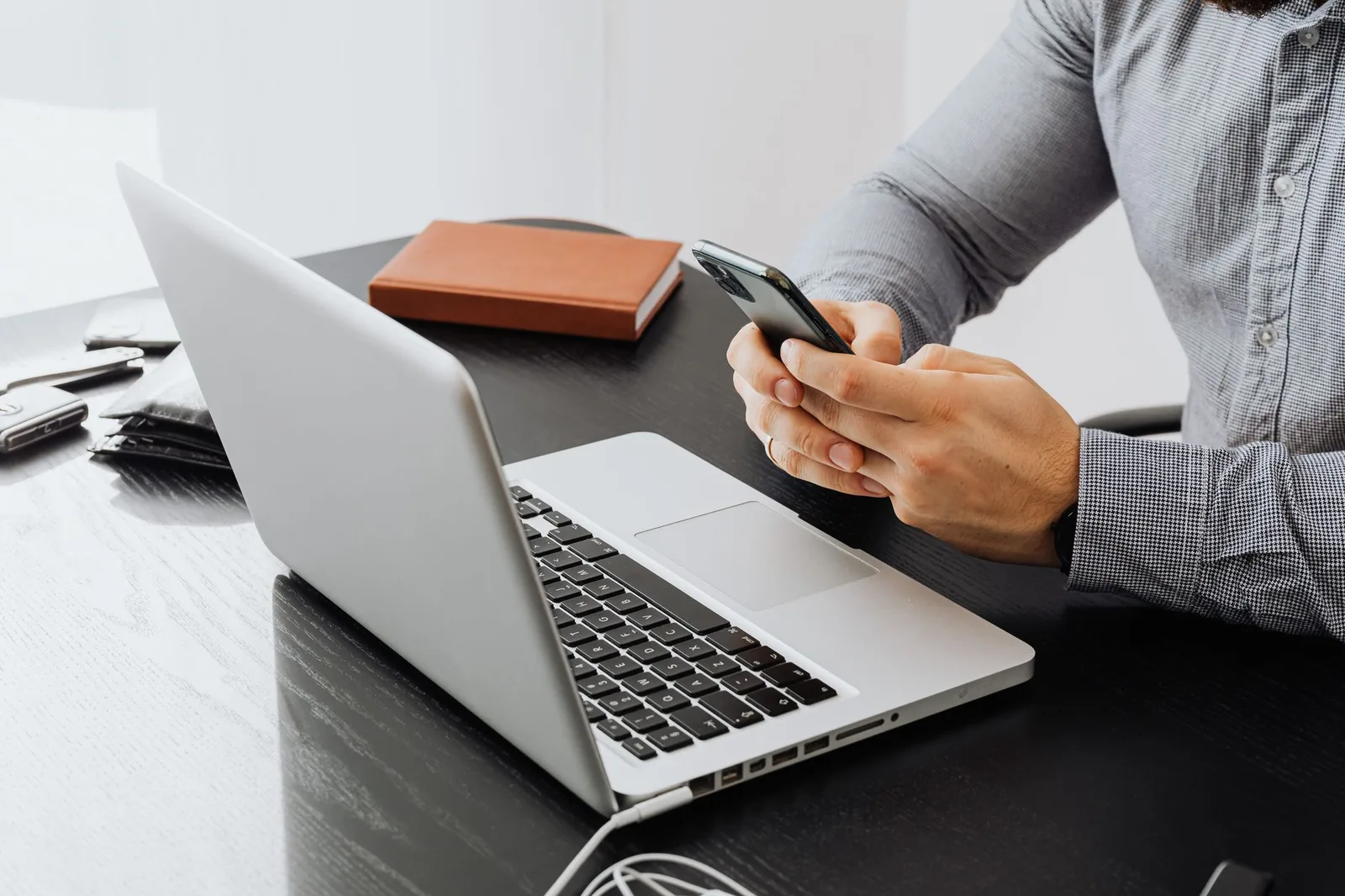 Điện thoại và laptop được dùng để lưu giữ chứng cứ số