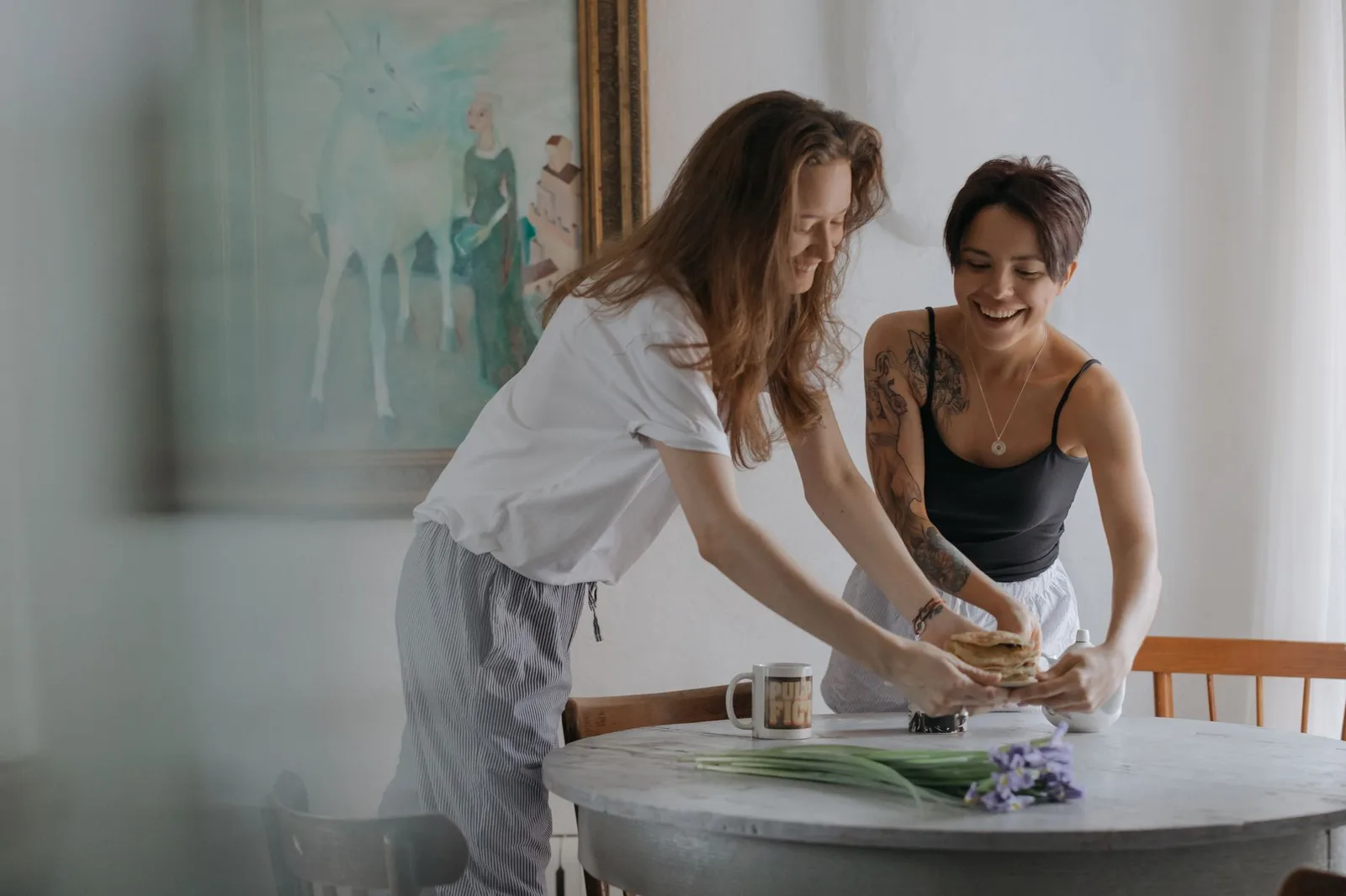 Nhóm bạn cùng ăn sáng trước khi trả homestay