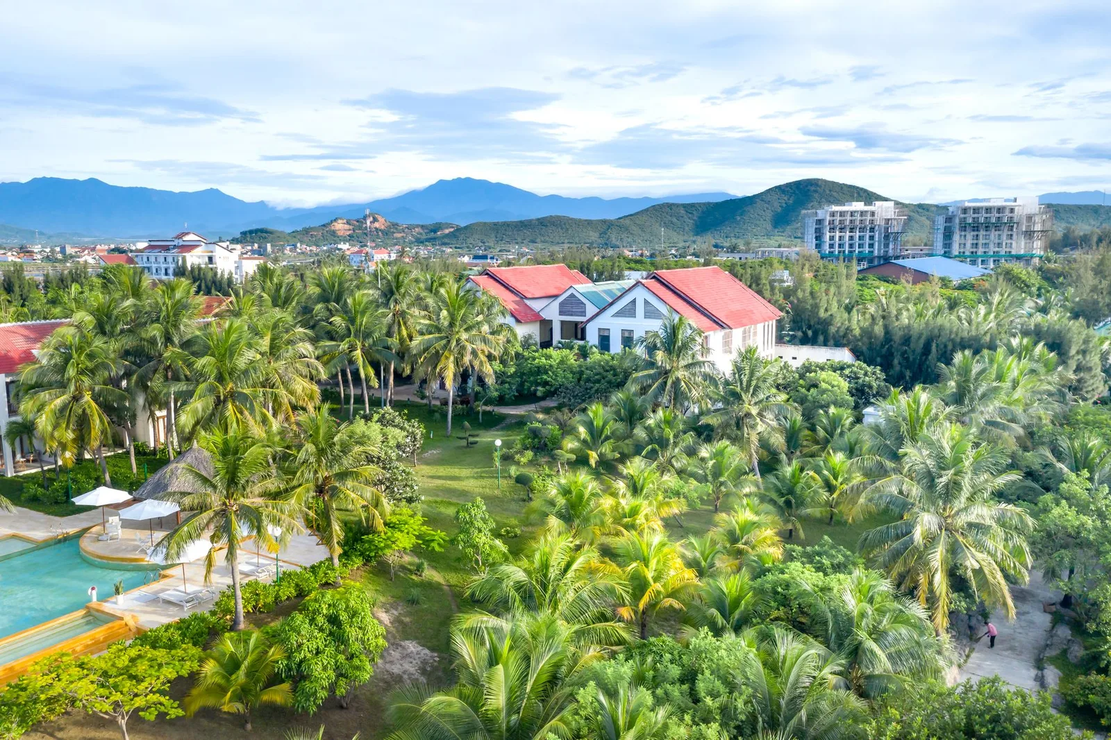 Không gian villa kết hợp hồ bơi và sân vườn xanh mát