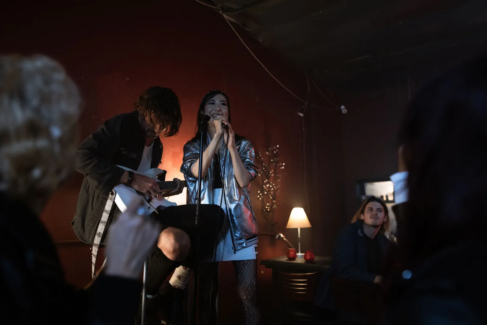 Nhóm bạn châu Á hát karaoke trong phòng khách