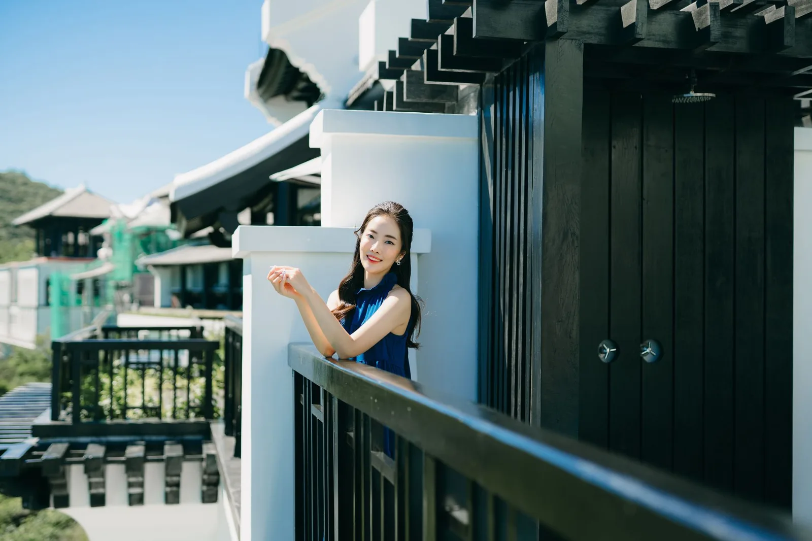 Người phụ nữ châu Á thư giãn trên ban công homestay