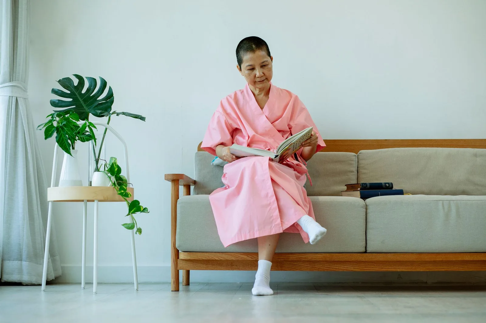 Cô gái châu Á đọc sách khi ở homestay một mình