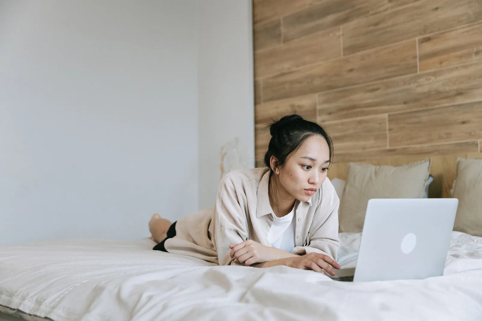 Du khách kiểm tra đánh giá nơi lưu trú trước khi đặt