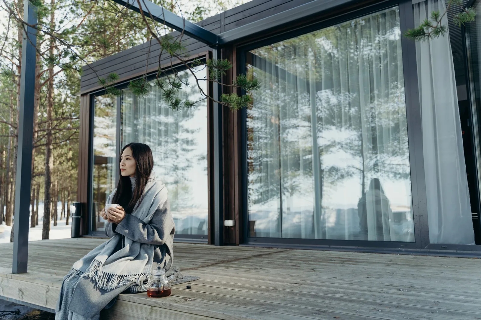 Du khách trẻ viết nhật ký bên cửa sổ homestay