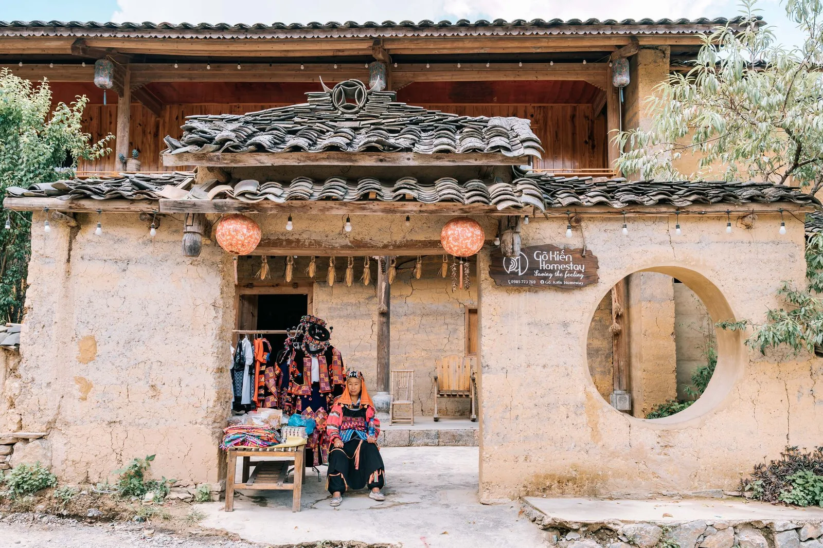 Du khách trẻ viết nhật ký trong không gian homestay yên tĩnh