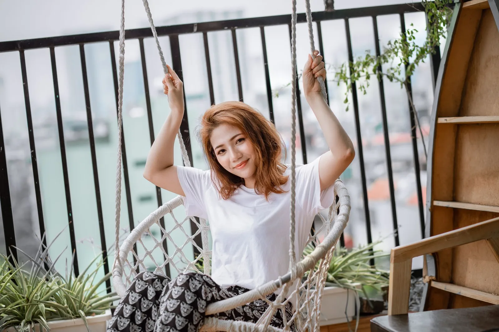 Cô gái thư giãn một mình trên ban công homestay
