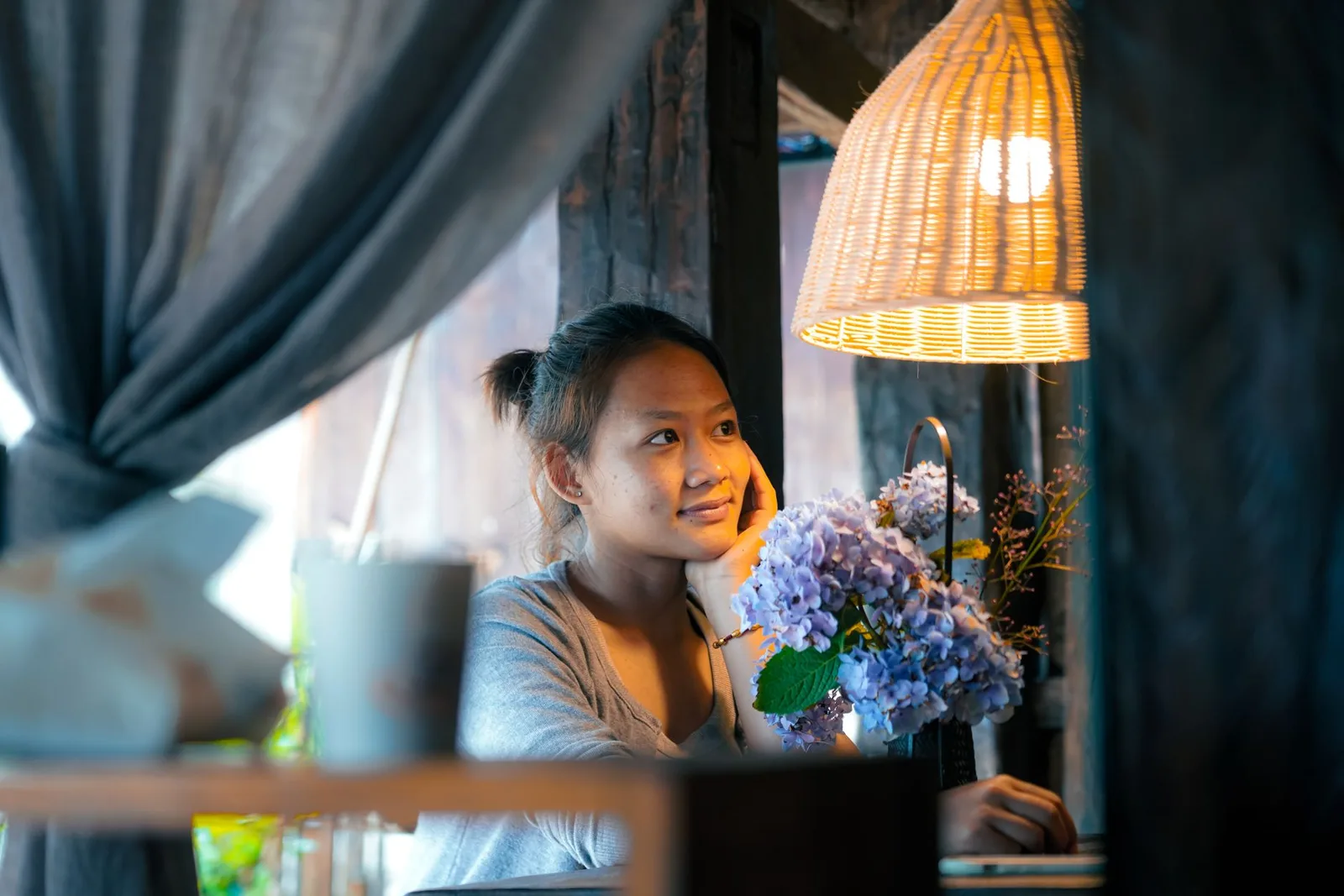 Du khách trẻ thư giãn trong không gian homestay ấm cúng