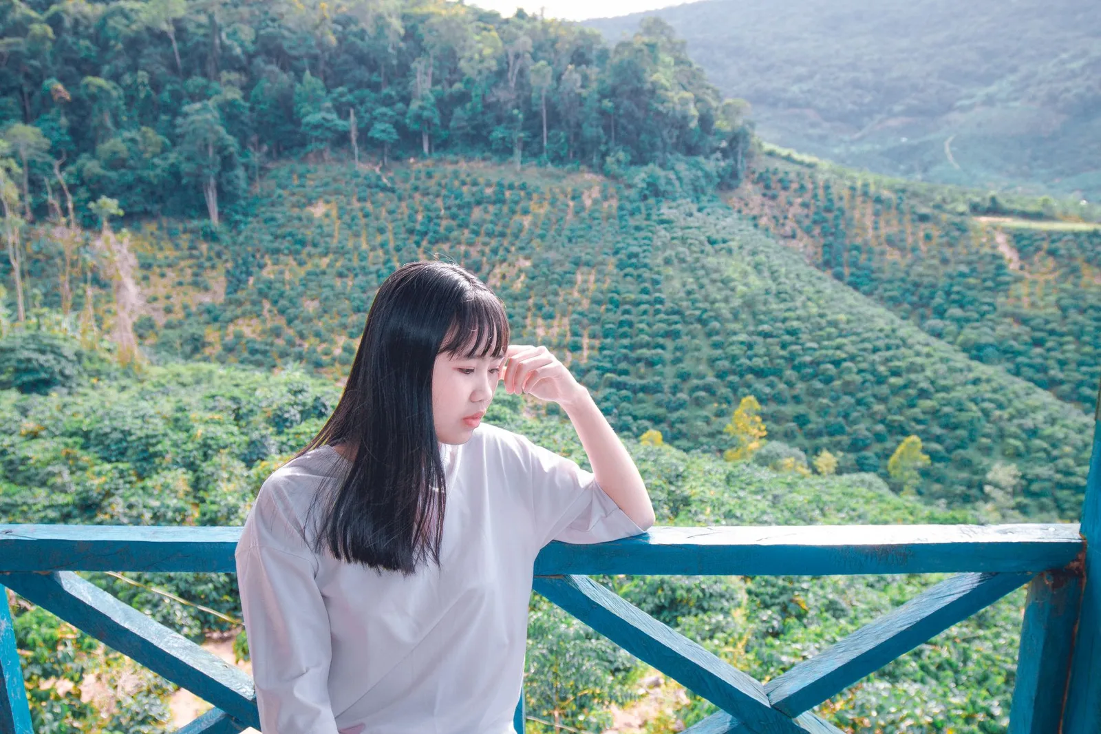 Du khách thư giãn một mình trên ban công homestay