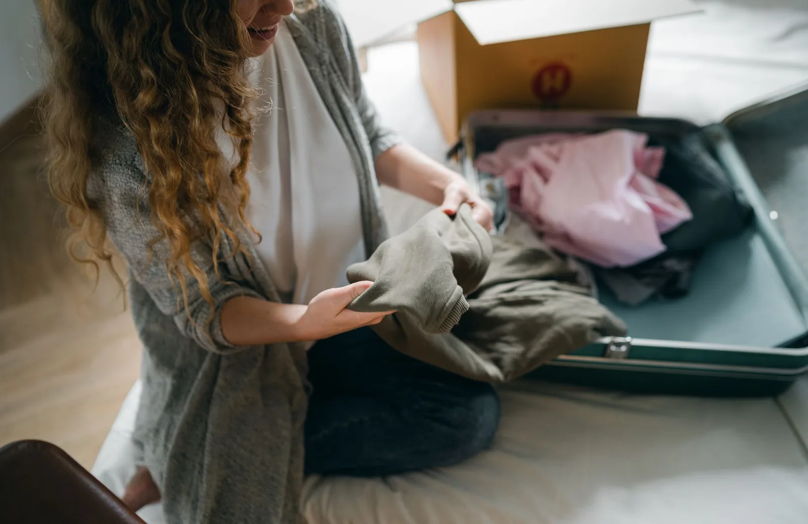 Người trẻ chuẩn bị hành lý cho chuyến đi một mình