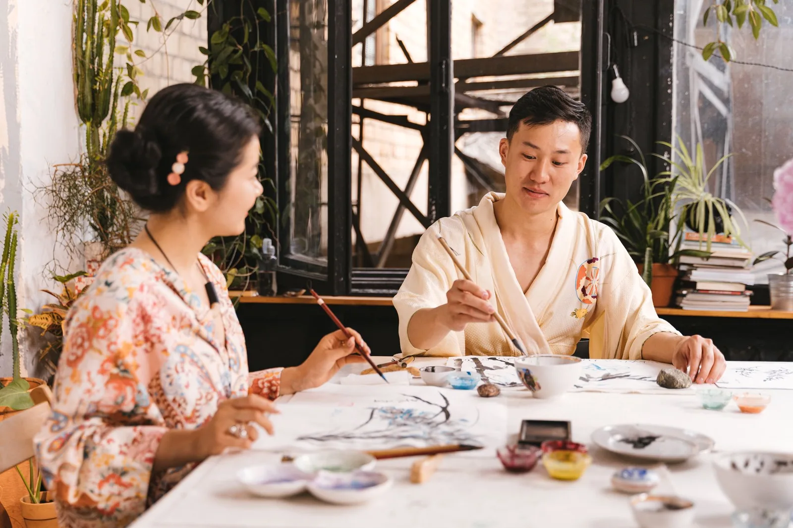 Người trẻ thư giãn bên cửa sổ homestay để tìm cảm hứng
