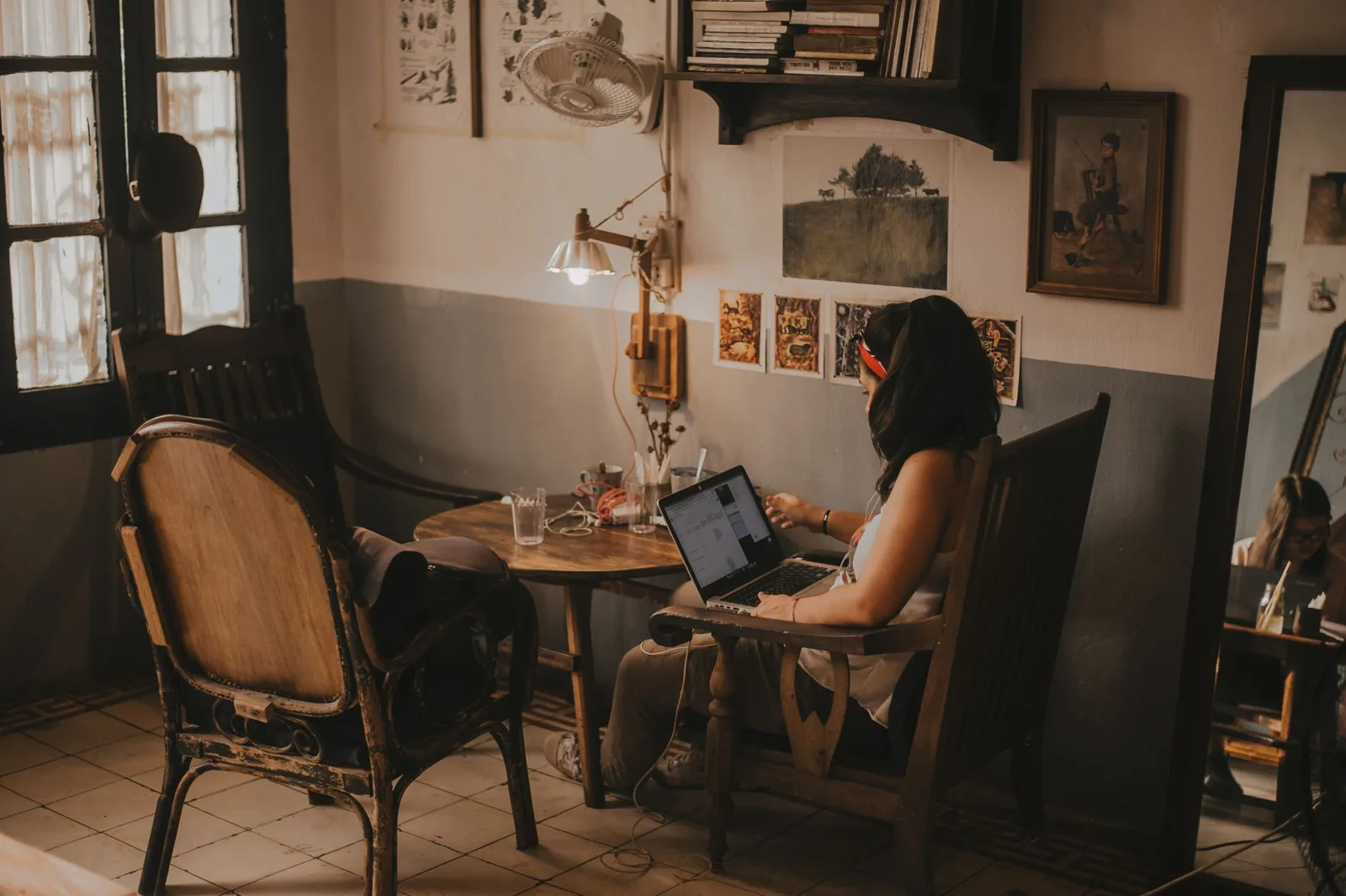 Góc làm việc yên tĩnh với ánh sáng tự nhiên trong homestay