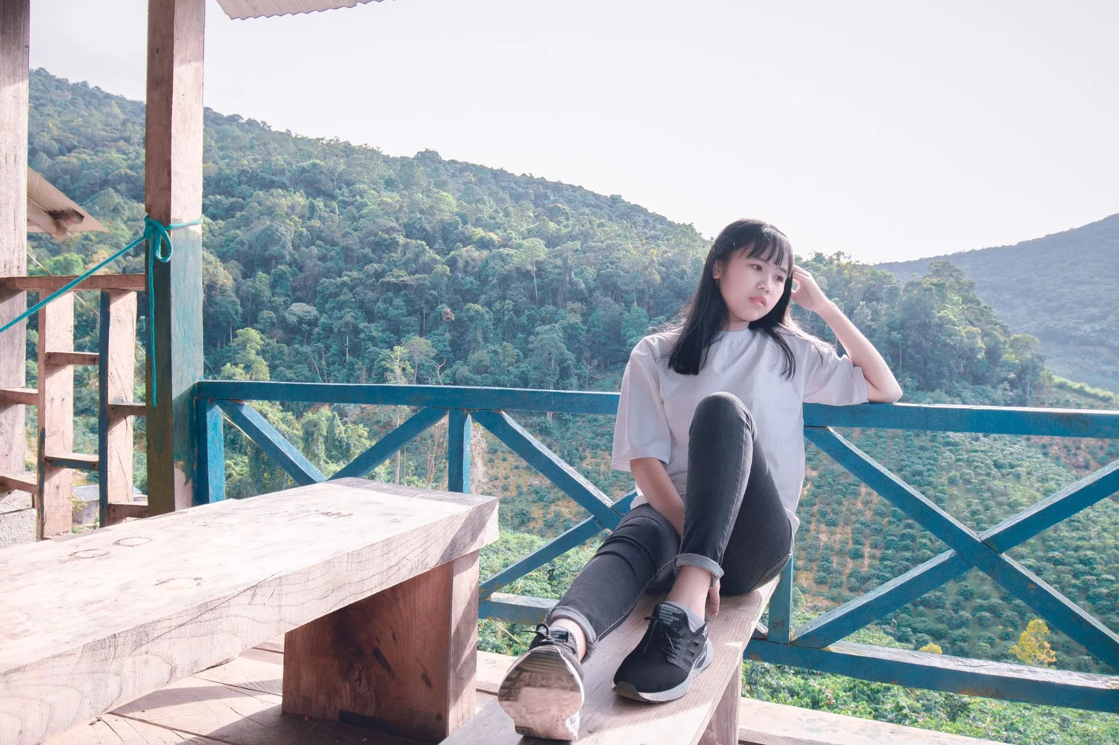 Du khách trẻ châu Á thư giãn trên ban công homestay