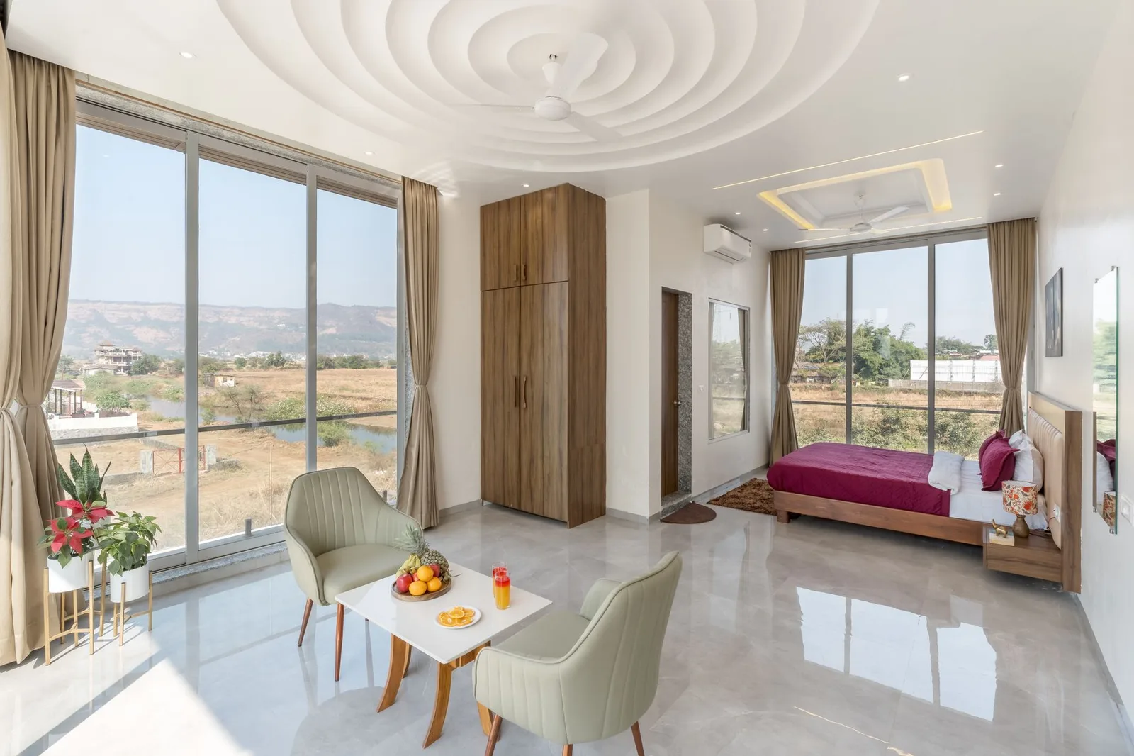 Phòng ngủ homestay ấm cúng nhìn ra núi