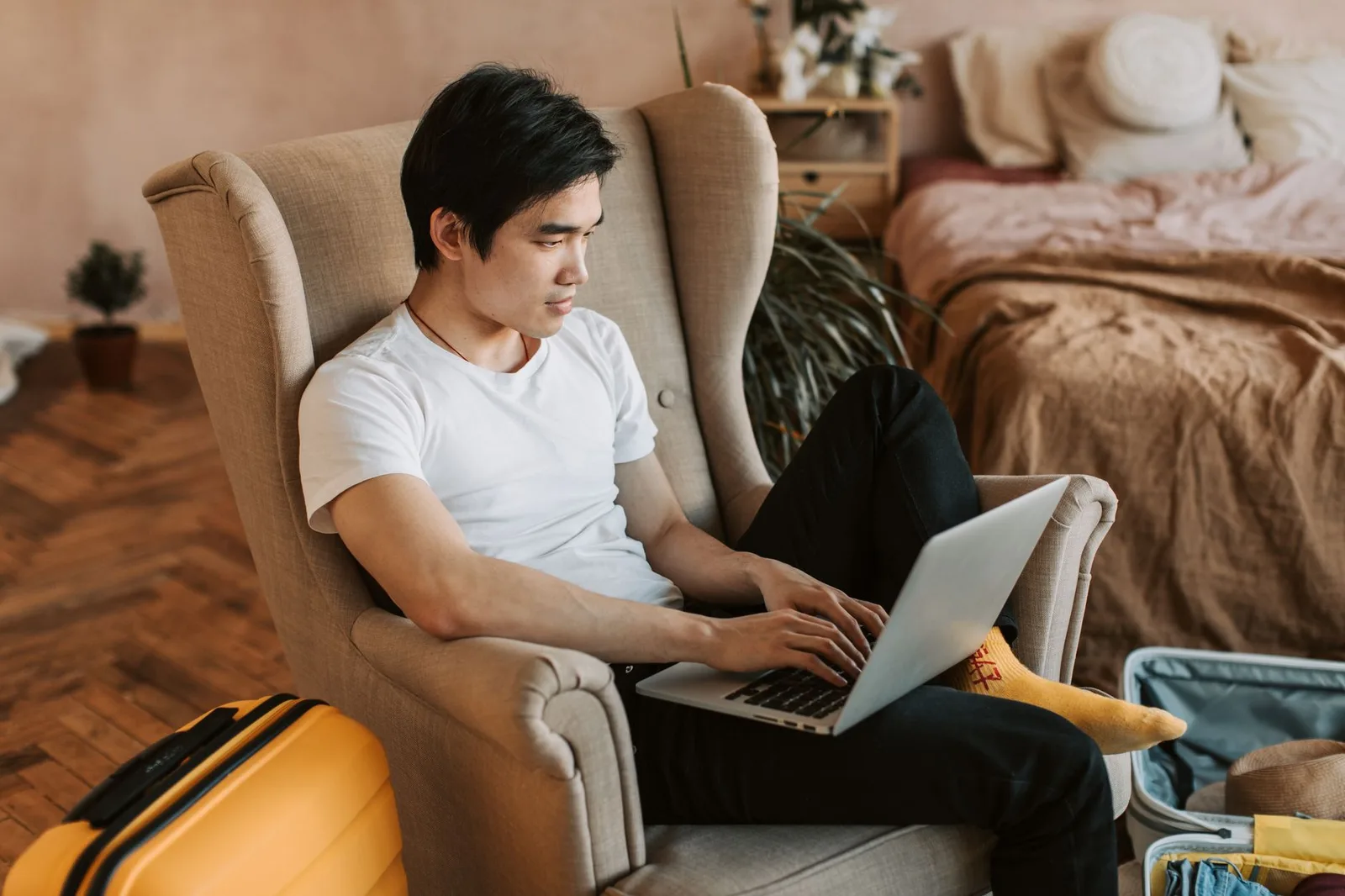 Du khách trẻ xem xét không gian phòng homestay cho chuyến đi một mình