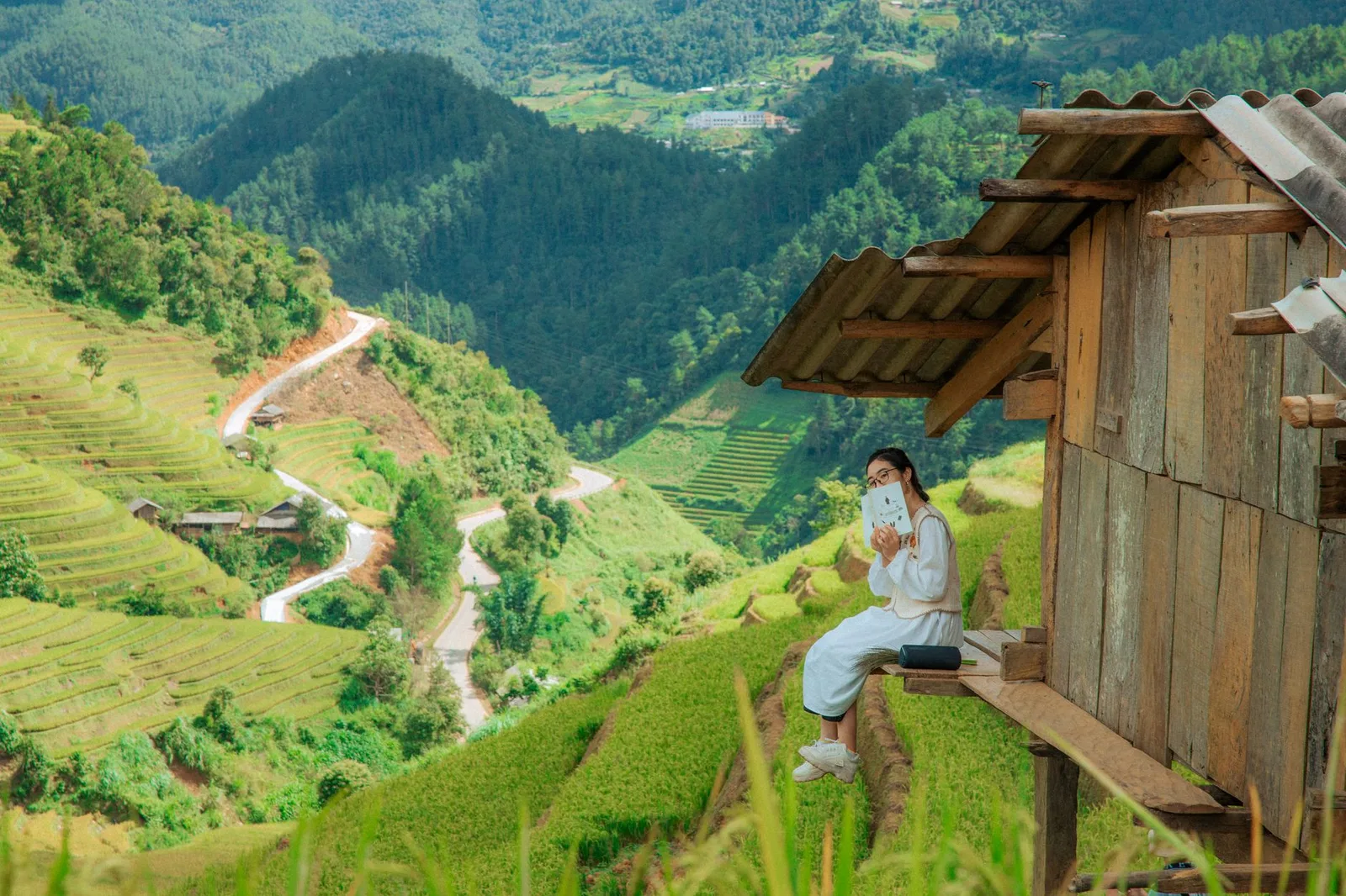 Người trẻ thư giãn giữa khung cảnh thanh bình của homestay ngoại ô
