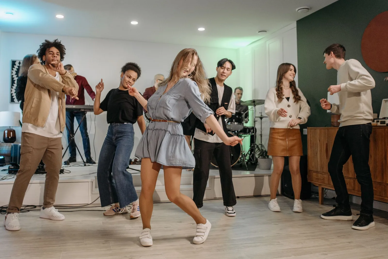 Nhóm bạn chuẩn bị đầy năng lượng trước giờ concert