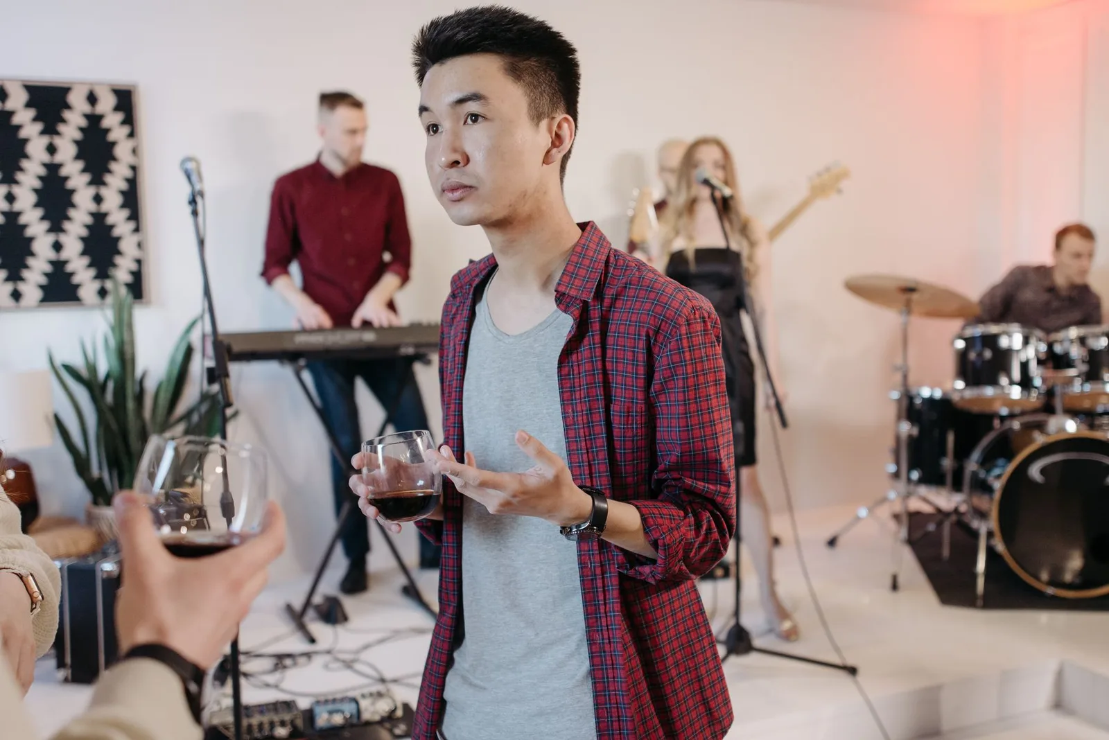 Nhóm bạn châu Á lên kế hoạch về phòng sau concert