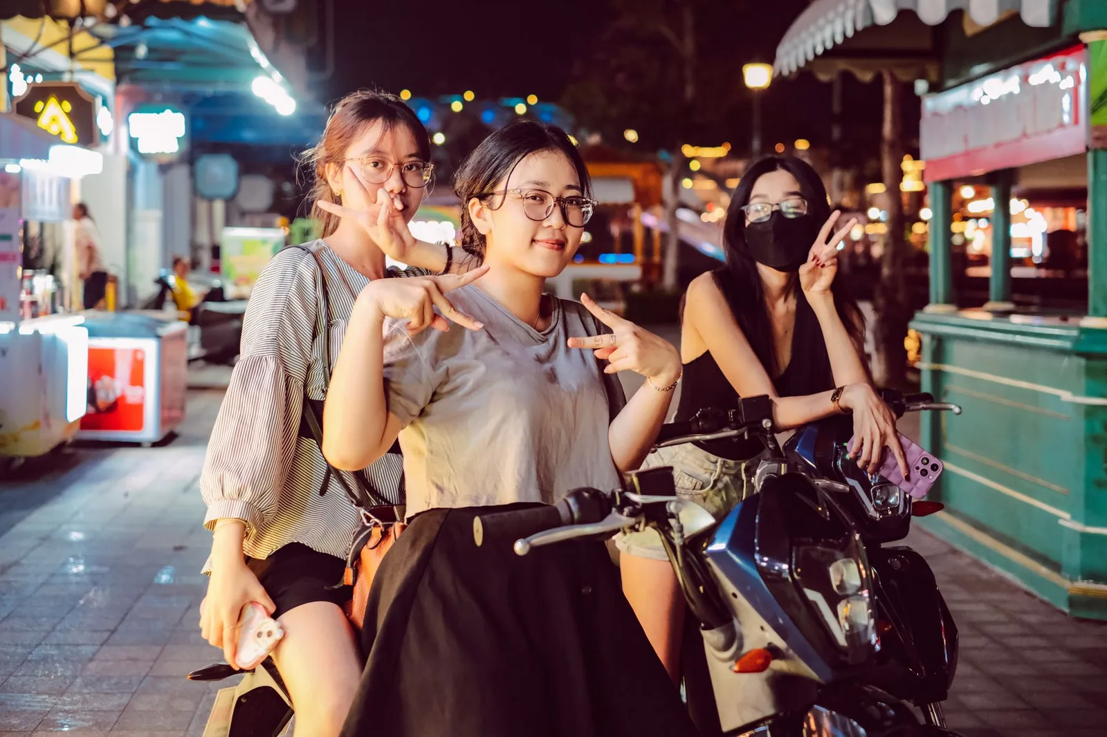 Nhóm bạn nghỉ ngơi tại homestay sau concert