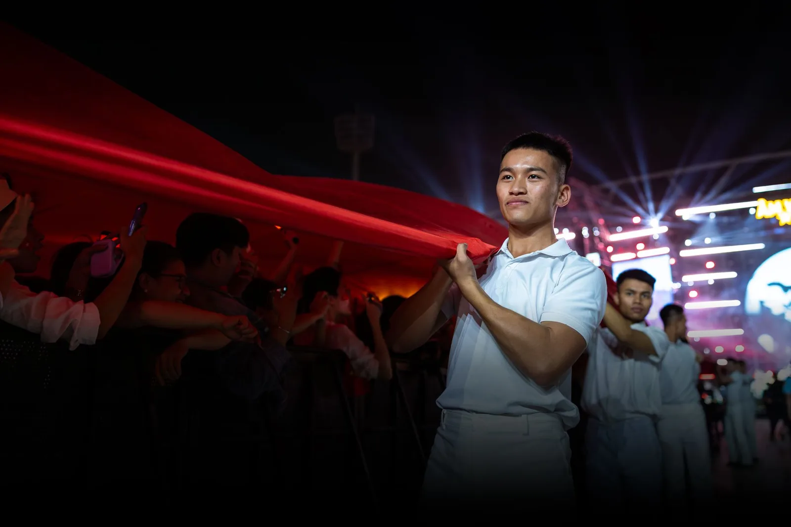Khán giả châu Á rời sân vận động sau concert ban đêm