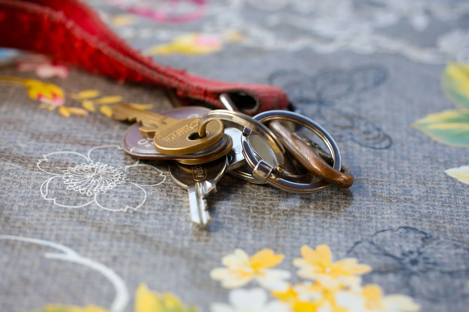Chìa khóa homestay cùng vật dụng chuẩn bị cho chuyến đi