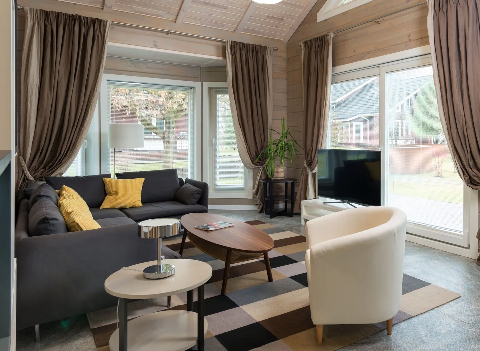 Phòng khách villa riêng tư được trang trí lãng mạn