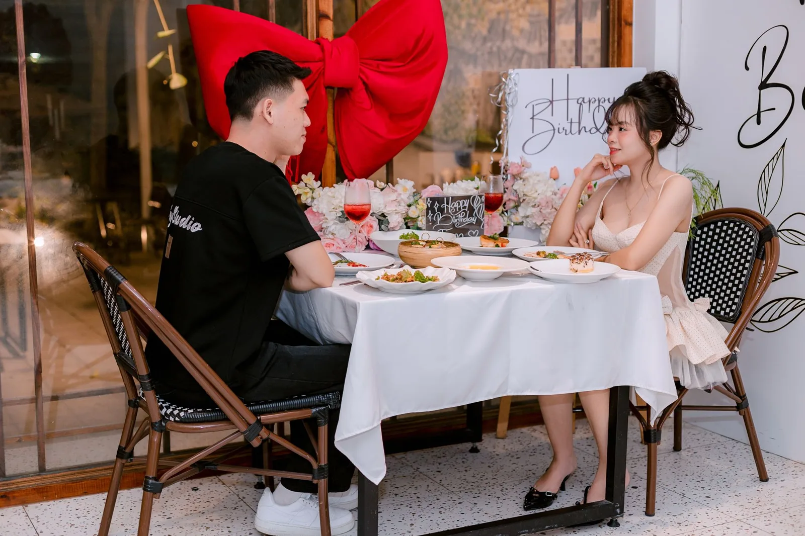 Cặp đôi châu Á dùng bữa tối lãng mạn trong nhà